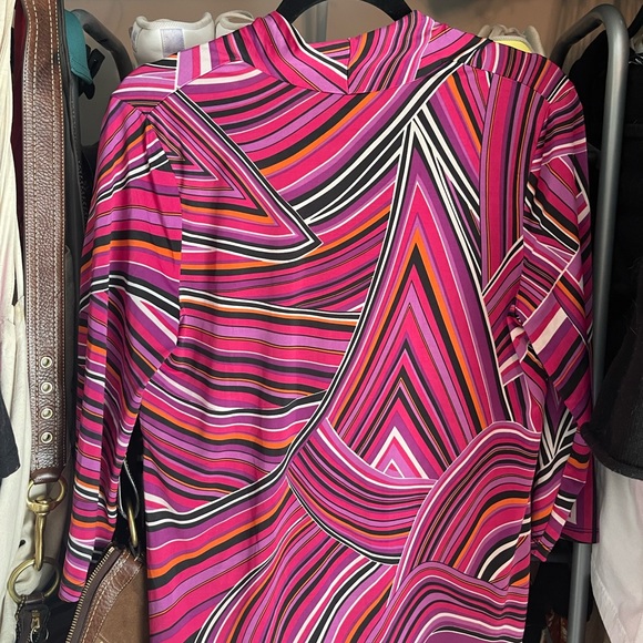 Super cute blouse with a colorful pattern and strips. 💕 - Picture 2 of 3